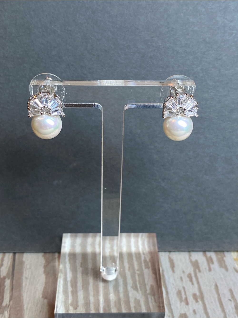 Pearl rhinestone stud earrings